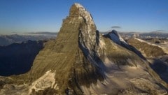 In summer, up to 200 climbers a day attempt the challenging ascent of the Matterhorn. (Bild: Guenther Goeberl)