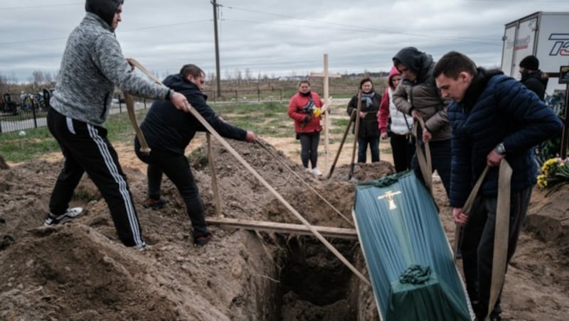 Bestattung in der Ukraine (Archivbild) (Bild: AFP)