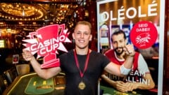 Unter großem Applaus seiner Fans und Teamkollegen durfte Daniel Ritter den Casino Cup Vorrundenpokal entgegennehmen und ist mit dem SV Hirschstetten dem Österreichfinale einen Schritt näher gekommen (Bild: Casinos Austria / Achim Bieniek)