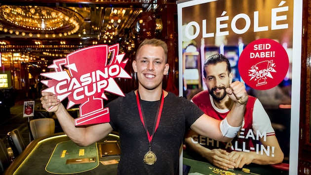 Unter großem Applaus seiner Fans und Teamkollegen durfte Daniel Ritter den Casino Cup Vorrundenpokal entgegennehmen und ist mit dem SV Hirschstetten dem Österreichfinale einen Schritt näher gekommen (Bild: Casinos Austria / Achim Bieniek)