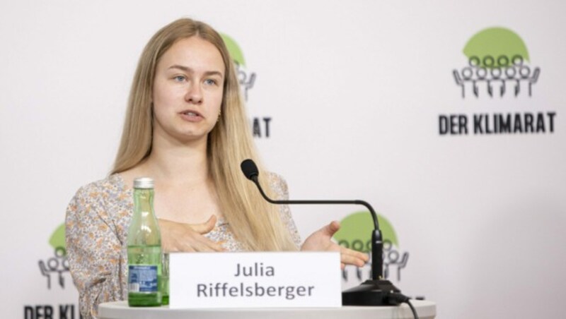 Julia Riffelsberger stellte mit weiteren Bürgern des Klimarats die Empfehlungen vor. (Bild: APA/Tobias Steinmaurer)