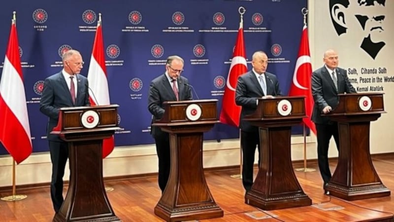 (v.l.n.r.): Innenminister Gerhard Karner und Außenminister Alexander Schallenberg mit ihren Amtskollegen Mevlüt Cavusoglu und Süleyman Soylu (Bild: Klaus Loibnegger)