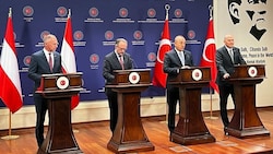 (v.l.n.r.): Innenminister Gerhard Karner und Außenminister Alexander Schallenberg mit ihren Amtskollegen Mevlüt Cavusoglu und Süleyman Soylu (Bild: Klaus Loibnegger)