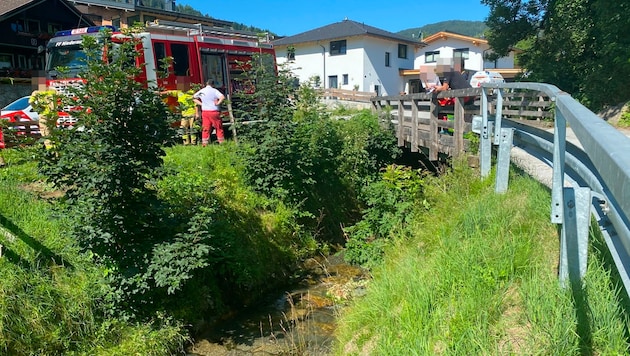 Die alarmierte Feuerwehr barg die Leiche aus dem Bachbett. (Bild: zoom.tirol)