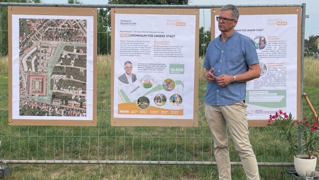 Vize-Stadtchef Thomas Halbritter präsentierte interessierten Anrainern das Projekt „Kasernenpark“. (Bild: ÖVP Neusiedl am See)