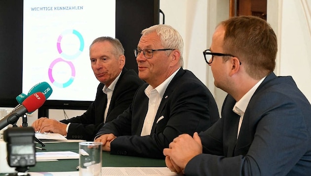 Bürgermeister Thomas Steiner (Mitte) stellte den Transparenzbericht gemeinsam mit Finanzstadtrat Michael Freismuth (links) und Vizestadtchef Istvan Deli (rechts) vor. (Bild: P. Huber)