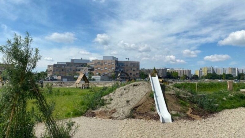 Spielplatz. Dahinter liegt die Baugrube. Das braune Gebäude im Hintergrund ist der Bildungscampus Berresgasse. (Bild: Anton Mahdalik)