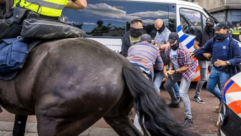 Festnahme eines Bauern am Rande einer Kundgebung in Den Haag (Bild: APA/AFP/ANP/Lex van LIESHOUT)