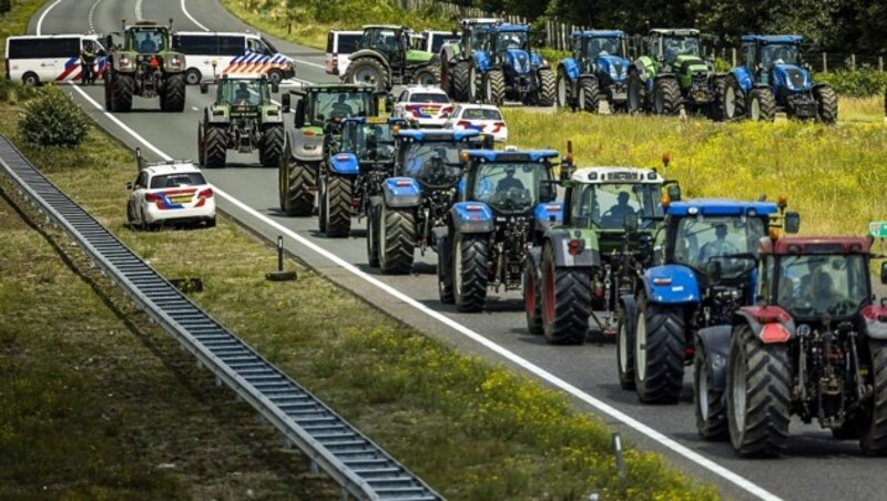 Blockade einer wichtigen Autobahnabfahrt nahe Eindhoven (Bild: APA/AFP/ANP/ROB ENGELAAR)