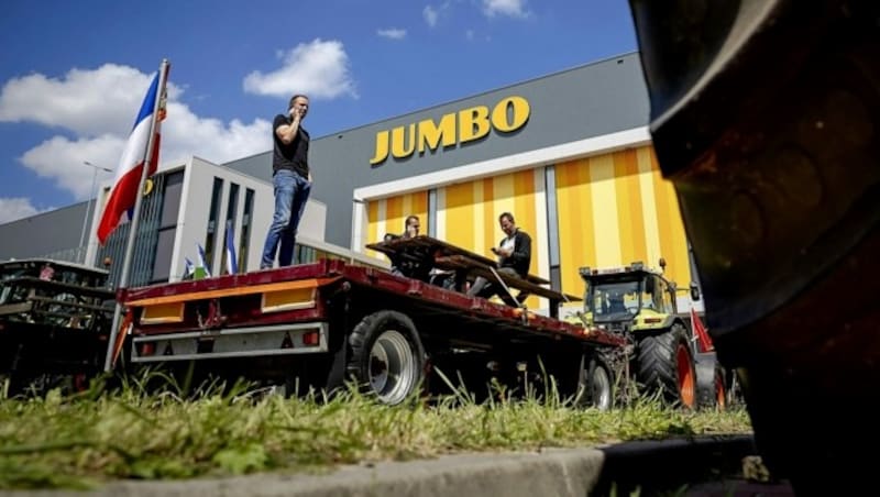 Zahlreiche Handelsriesen (im Bild Jumbo) spüren schon die Auswirkungen der Proteste. (Bild: APA/AFP/ANP/Robin van Lonkhuijsen)