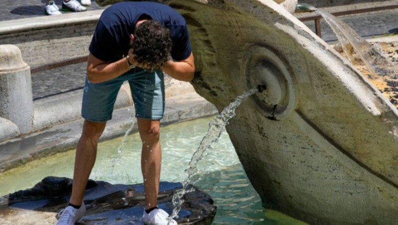 Ein Junge erfrischt sich am Barcaccia-Brunnen in Rom. (Bild: ASSOCIATED PRESS)