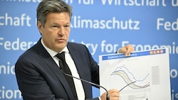 Wirtschaftsminister Robert Habeck warnt vor Preisschocks. (Bild: APA/AFP/Tobias SCHWARZ)