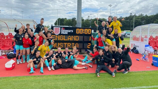 Österreichs U19-Girls feierten den 2:1-Auswärtssieg bei den Alterskolleginnen aus England. (Bild: Österreichischer Fußballverband)