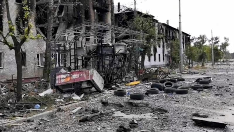 Am vergangenen Wochenende musste sich die ukrainische Armee angesichts hoher Verluste aus der schwer umkämpften Stadt Lyssytschansk zurückziehen. (Bild: AP)