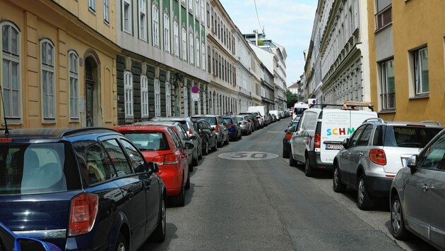 Da wo jetzt noch jeder Parkplatz besetzt ist, soll schon bald eine grüne Wohnstraße sein. (Bild: Tomschi Peter)