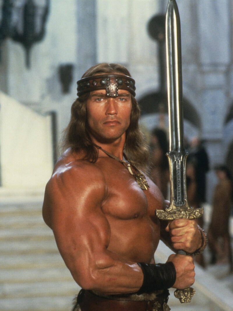 Arnold Schwarzenegger als Conan, der Barbar mit seinem Schwert (Bild: Copyright © ©Universal / Everett Collection / picturedesk.com)