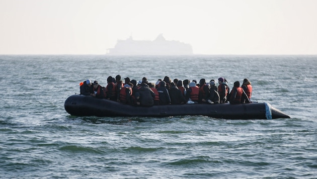 Ein überfülltes Schlauchboot mit Migranten im Ärmelkanal (Symbolbild) (Bild: AFP)