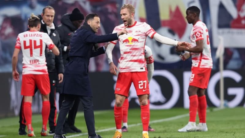 Kevin Kampl (44), Domenico Tedesco (schwarze Jacke) und ÖFB-Teamspiler Konrad Laimer (27) (Bild: APA/AFP/Ronny Hartmann)