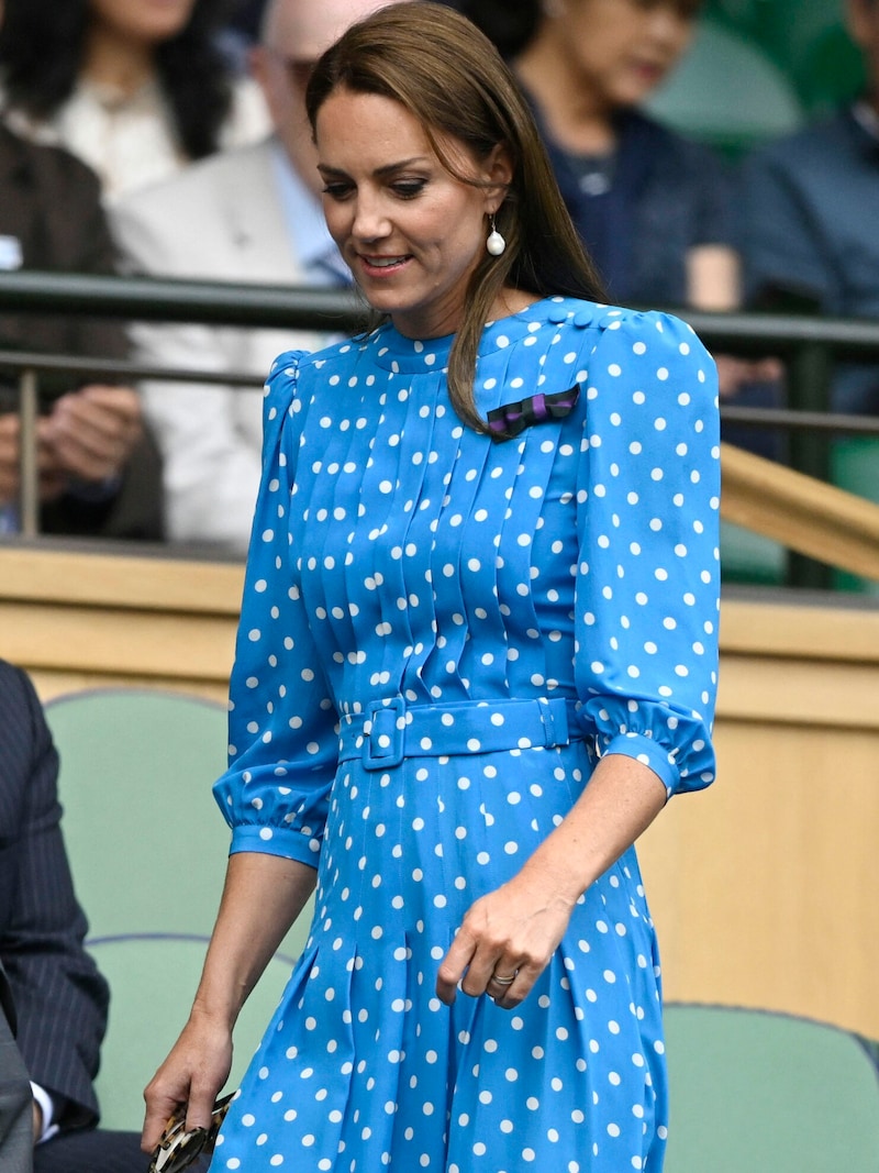 Herzogin Kate in einem Kleid von Alessandra Rich in Wimbledon (Bild: TOBY MELVILLE / REUTERS / picturedesk.com)