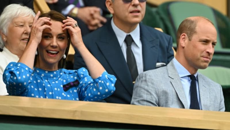 Herzogin Kate und Prinz William in der Royal Box vor Beginn des Tennis-Viertelfinales im Herreneinzel zwischen dem Serben Novak Djokovic und dem Italiener Jannik Sinner (Bild: APA/Photo by SEBASTIEN BOZON/AFP)