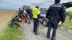 Polizei mit gestrandeten Asylwerbern. (Bild: Schulter Christian)