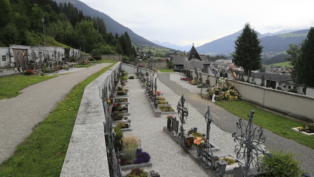 Am Waldfriedhof in Fulpmes herrscht wieder Ruhe, die 100-Jährige liegt in dem für sie vorgesehenen Grab. (Bild: Birbaumer Christof)