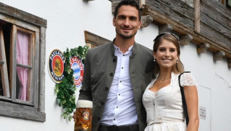 Mats Hummels und seine Frau Cathy Hummels 2018 beim Münchner Oktoberfest (Bild: APA(Photo by Christof STACHE/AFP)