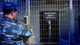 Einer von Nawalnys Mithäftlingen sprach jetzt mit der Zeitung „Nowaja Gazeta“ über die ...
