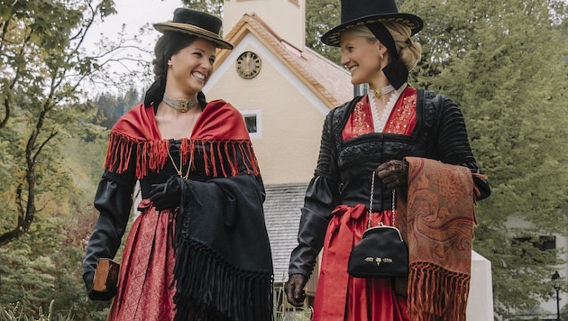 Festlich und traditionell gekleidet: Im Steppmieder und mit Seidentuch. (Bild: Bergbaumuseum Leogang)