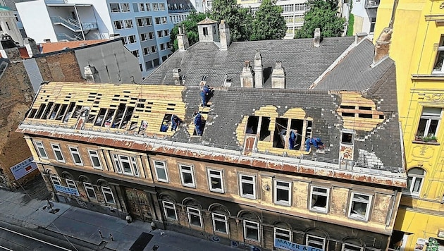 Das Dach des historischen Gebäudes wird schon abgetragen. (Bild: Initiative Lebenswertes Neubau R)