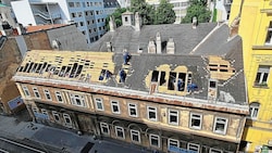 Das Dach des historischen Gebäudes wird schon abgetragen. (Bild: Initiative Lebenswertes Neubau R)