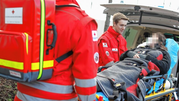 Trotz Aggressionen täglich mit viel Freude im Einsatz: unsere Freiwilligen beim Roten Kreuz. (Bild: Österreichisches Rotes Kreuz (ÖRK) / WRK / Markus Hechenberger, Krone KREATIV)