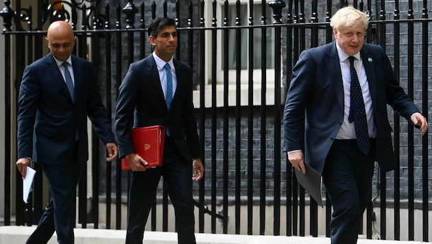 (v.l.n.r.): Gesundheitsminister Sajid Javid und Finanzminister Rishi Sunak mit Premier Boris am 7. Mai 2021 in der Downing Street in London. (Bild: Toby Melville/PA via AP)