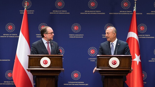 Schallenberg mit seinem türkischen Amtskollegen Mevlüt Cavusoglu am Montag in Ankara (Bild: APA/BMEIA/Michael Gruber)