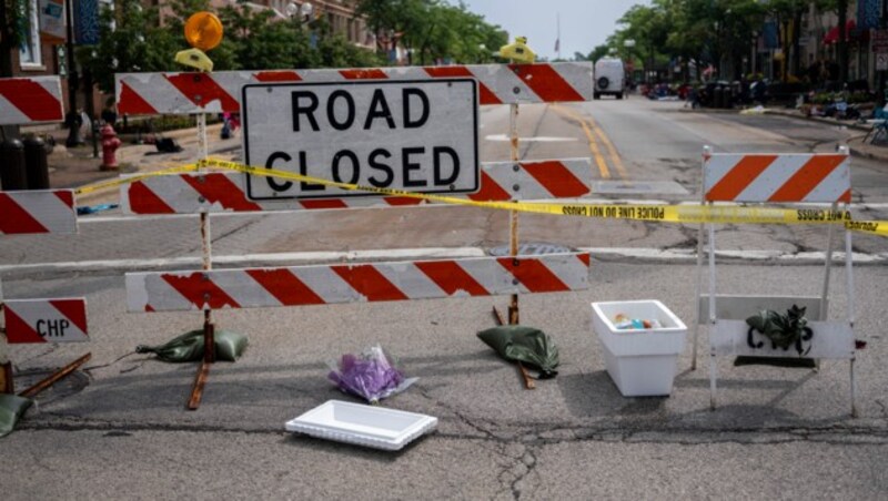 Am Ort der Bluttat in Highland Park wurden Blumen niedergelegt. (Bild: APA/Getty Images via AFP/GETTY IMAGES/Jim Vondruska)