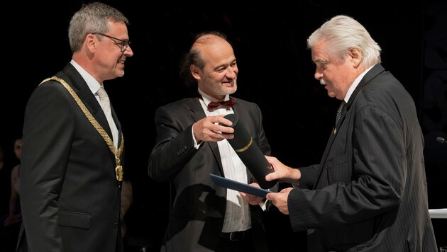 Rektor Georg Schulz, Senatsvorsitzender Wolfgang Hattinger und Peter Simonischek (v.li.) (Bild: Lucija Novak)