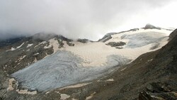Der Gletscher ist noch zu sehen, ringsum ist die Schneedecke aber völlig verschwunden. (Bild: Screenshot Webcam ZAMG)