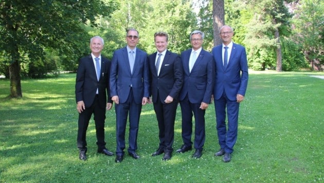 In Igls wurde der Geburtstag der IV gefeiert: GF Eugen Stark, die Präsidenten Swarovski und Knill, Reinhard Schretter, der offiziell die Ehrenurkunde bekam, sowie Anton Mattle (v. li.) (Bild: HMC Hammann)