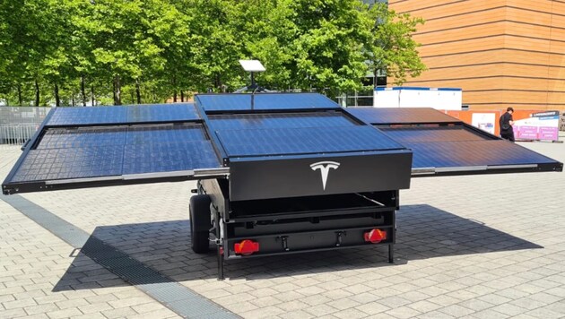 Der Anhänger versorgt mit ausziehbaren Solarzellen eine Starlink-Antenne und soll auch Elektrowagen laden können. (Bild: twitter.com/tesla_adri)