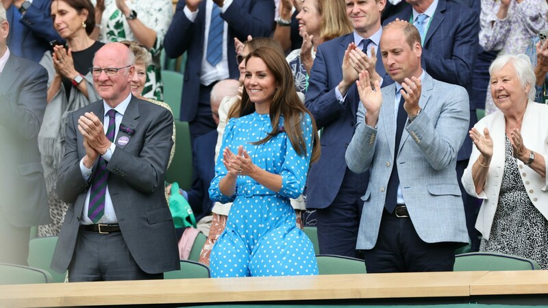 Immer wieder bauschte der Wind in Wimbledon Herzogin Kates Kleid gefährlich auf. (Bild: www.viennareport.at)