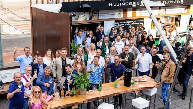 Geselliges Prost auf den Sommer! Viele gut gelaunte Gäste eröffneten in Hillingers Weinlounge Wiens Filmfestival. (Bild: www.martinsteiger.at)