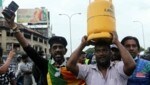 Kerosin, Benzin und Gas sind knapp: seit vielen Wochen wird auf den Straßen der Hauptstadt Colombo deswegen protestiert. (Bild: APA/AFP)