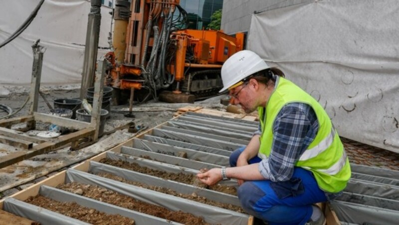 Die Bodenerkundungen zur Geologie laufen entlang der Trasse bereits seit längerem. (Bild: Tschepp Markus)