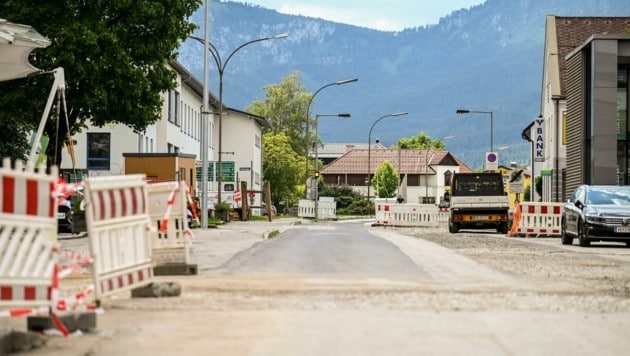 In der Gemeinde Scharnstein wirbelt die bis November geplante Baustelle auf der Hauptstraße viel Staub auf. (Bild: Wenzel Markus)