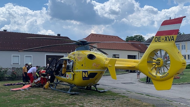 Rotes Kreuz, Feuerwehr und das ÖAMTC-Flugrettungsteam versorgten das schwer verletzte Unfallopfer. (Bild: ÖAMTC)