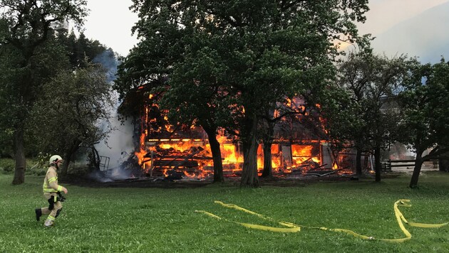 Das Wirtschaftsgebäude stand in Flammen. (Bild: ZOOM.TIROL)