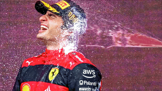 Schaumwein- Dusche für Carlos Sainz in Silverstone. (Bild: EPA/CHRISTIAN BRUNA)