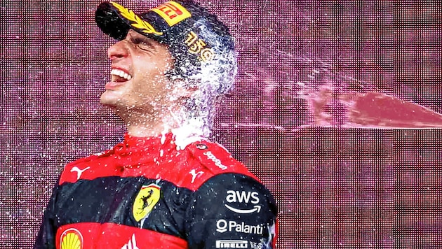 Schaumwein- Dusche für Carlos Sainz in Silverstone. (Bild: EPA/CHRISTIAN BRUNA)