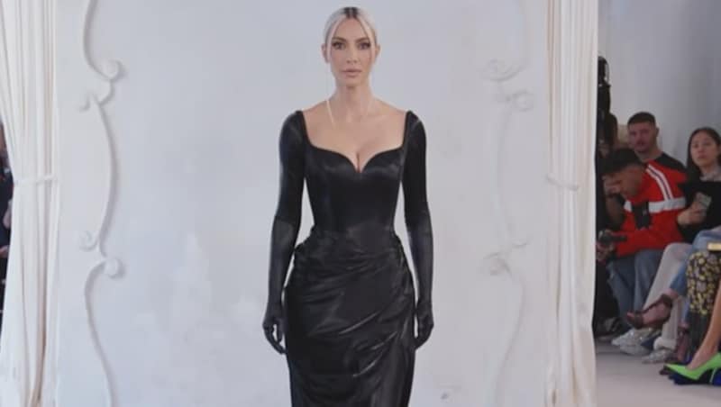 Kim Kardashian am Laufsteg von Balenciaga (Bild: Screenshot YouTube.com/Balenciaga)