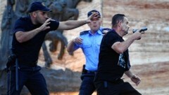 Festnahme eines bewaffneten Manns am Rande einer Demonstration in Skopje (Bild: EPA)